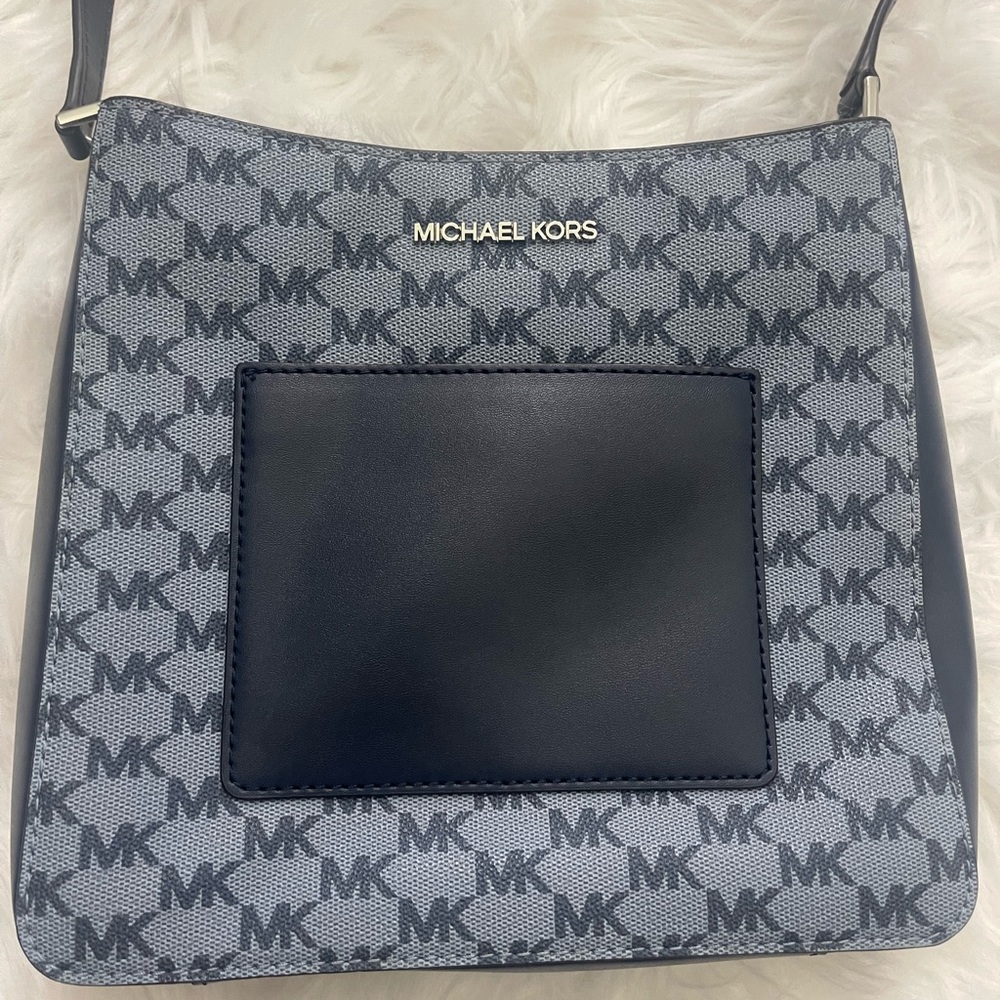 Micheal Kors crossbody in navy and white
